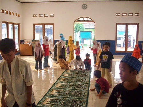 DMI Himbau Pengurus DKM Tidak Boleh Menghardik dan Mengusir Anak-anak dari Masjid 